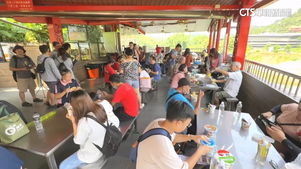南投石龍宮辦千人泡麵祈福　贈限量泡麵碗.發財水
