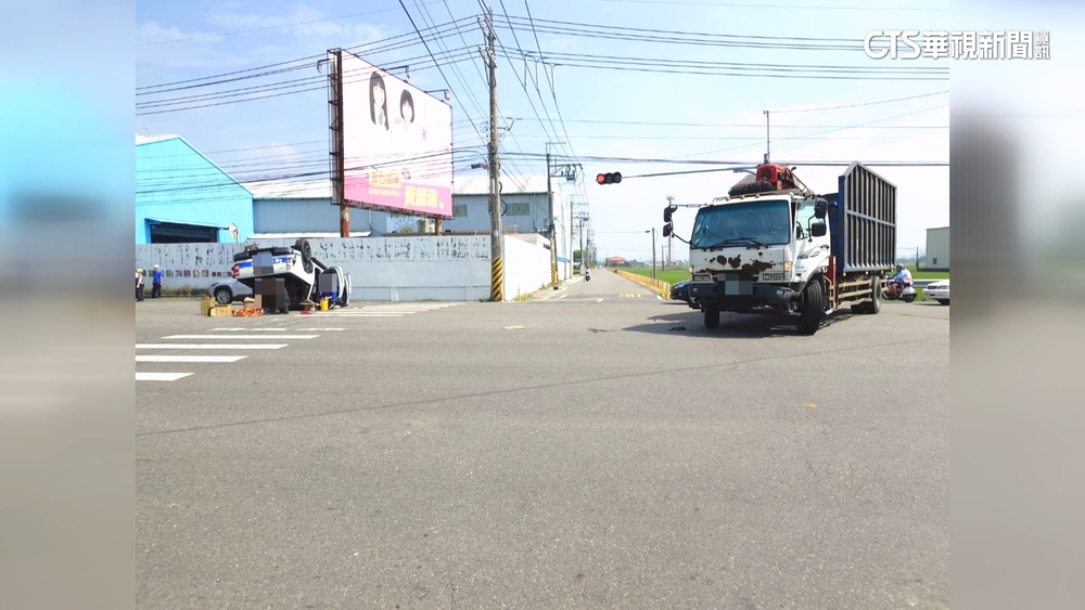 闖燈肇禍！大貨車迴轉「撞翻車」　騎士擦撞轎車重傷昏迷