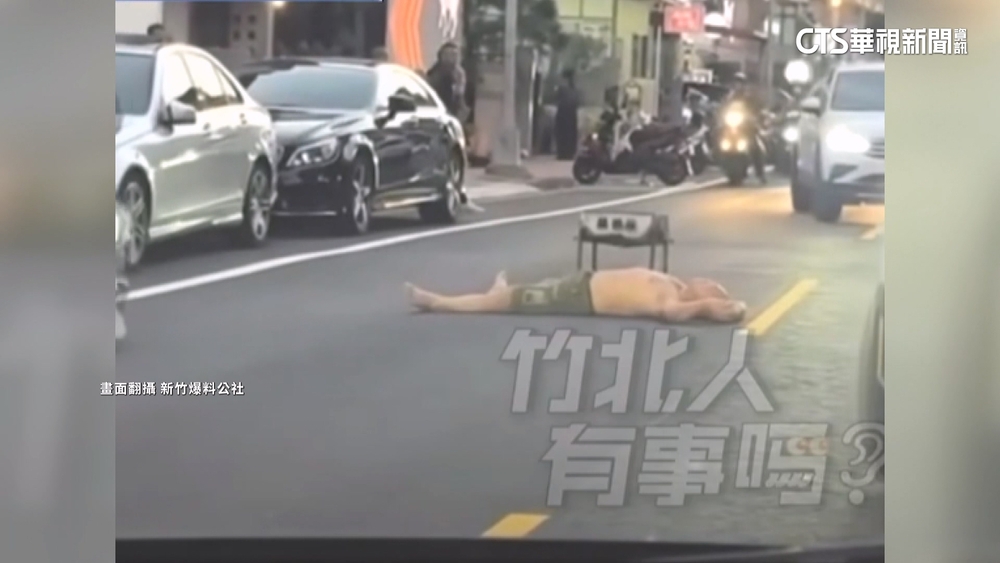 叫不醒！醉男大字形躺路中　被警上銬送醫