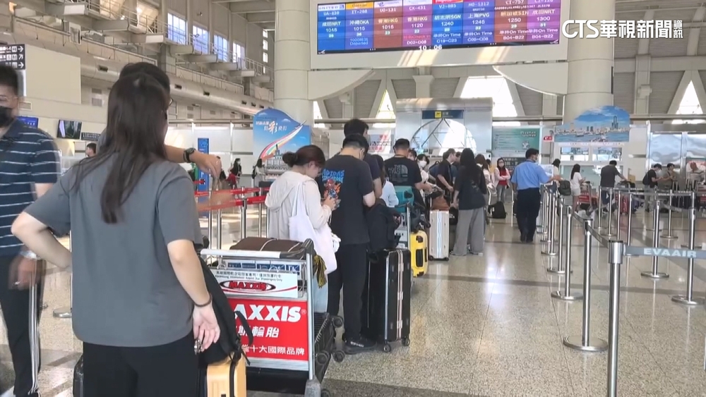 連假出國人潮大增！　小港機場櫃台前旅客大排長龍