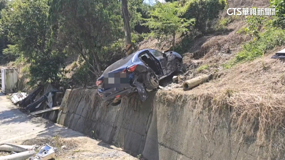 中秋連假首日台南無照「撞」況多　轎車撞桿.騎士墜谷