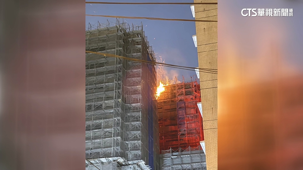屏東基督教醫院新建工地頂樓起火　警消趕赴灌救