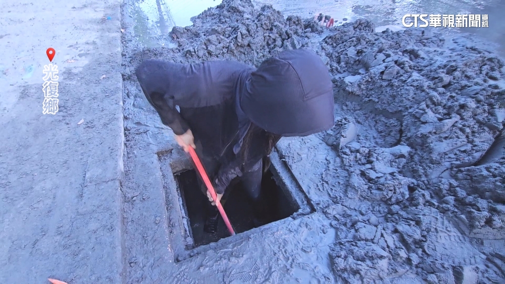籃籃加入光復救災！　鑽水溝挖淤泥當「鏟子超人」