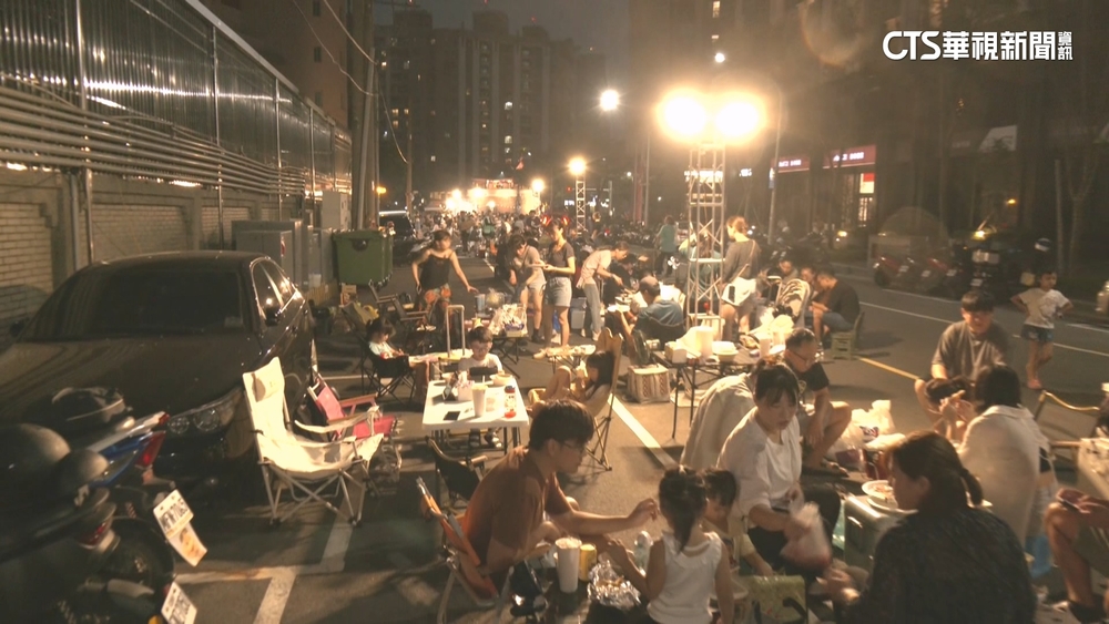 左營逾千人封街烤肉！　龍蝦.生蠔.烏魚子豪華誘人