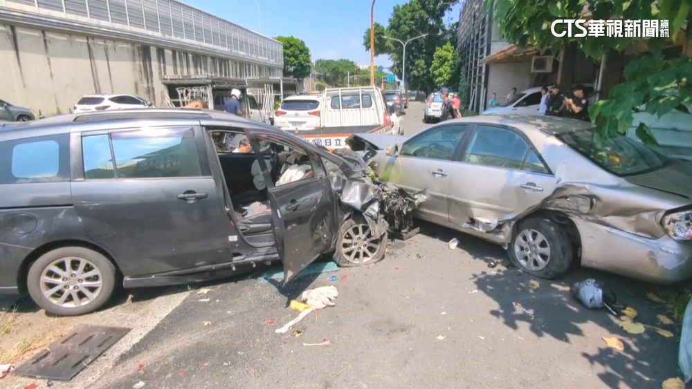 高雄休旅車失控連撞！　女騎士噴飛重摔　肇事駕駛昏迷