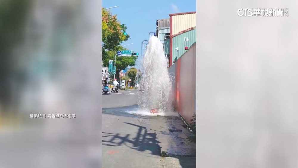 馬路驚見「3米高噴泉」　吊車未注意撞斷消防栓！