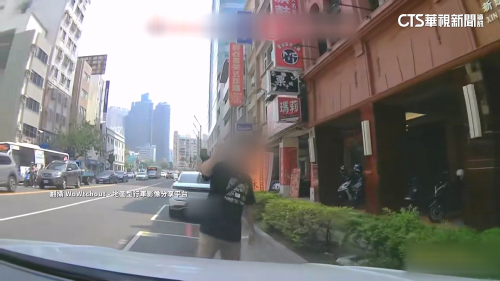 中秋連假車位難求　男子鬧區人肉占車位不給停