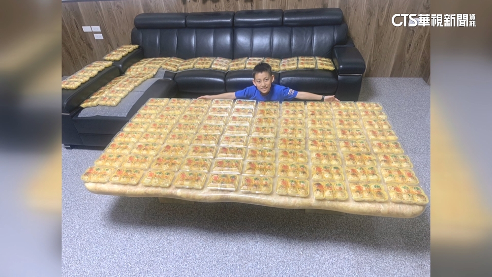 狂打2萬多通訂購！　曬1500顆蛋黃酥像「金磚海」