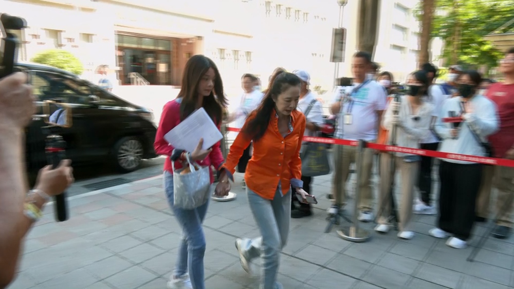 母一早不適送醫　應曉薇哽咽求「讓我看媽媽」　審判長准假