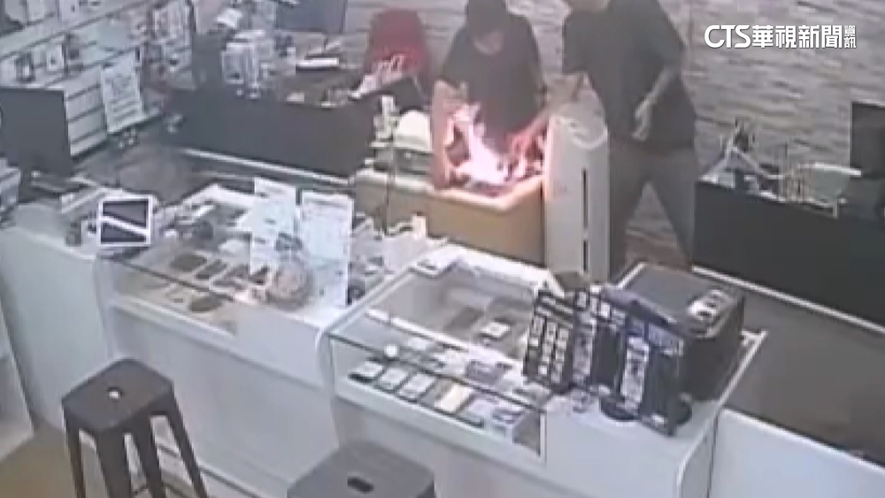 9年平板疑「鋰電池膨脹」送修　通訊行內突爆炸自燃