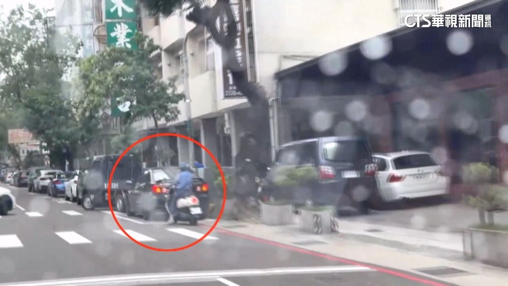 這是停車格？　轎車停斑馬線中格子內　　警：那是待轉區