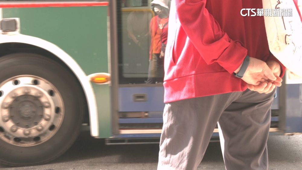 老翁車門前摔倒「公車關門駛離」　客運業者致歉