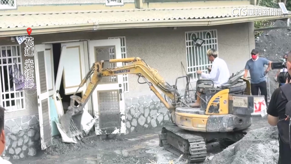 佛祖街救災持續中！　小怪手拆挖加速家戶救災