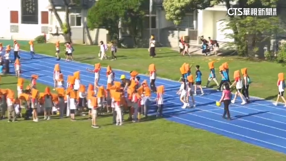 花蓮規模5.0地震！　國小學生戴防災頭套.往操場避難