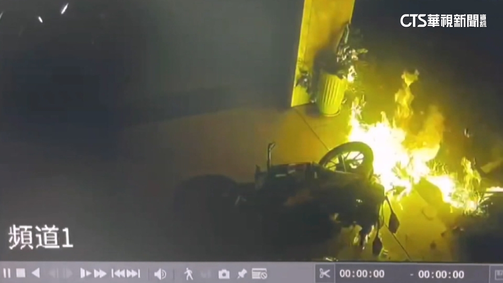 與汽車交叉撞「騎士墜暈火堆」　目擊者衝救人