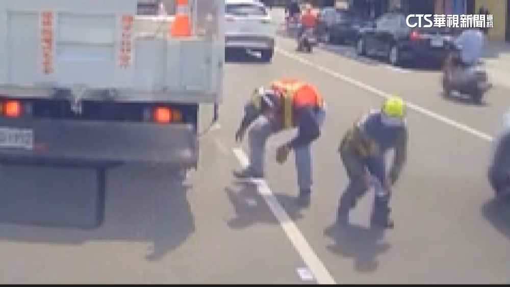 騎士包破「6萬鈔滿天飛」　清潔隊員穿梭車流撿回5.9萬