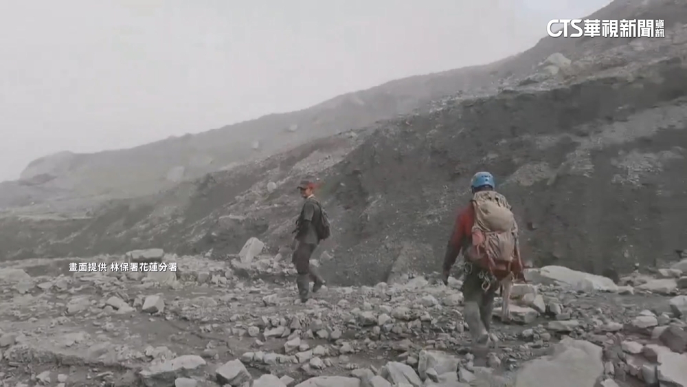 隊員不畏涉險.徒步勘查堰塞湖　稱「宛如登月.末日場景」