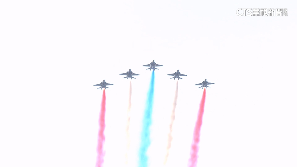 勇鷹機隊國慶初登板！　大雁隊形+衝場噴彩煙考驗技術
