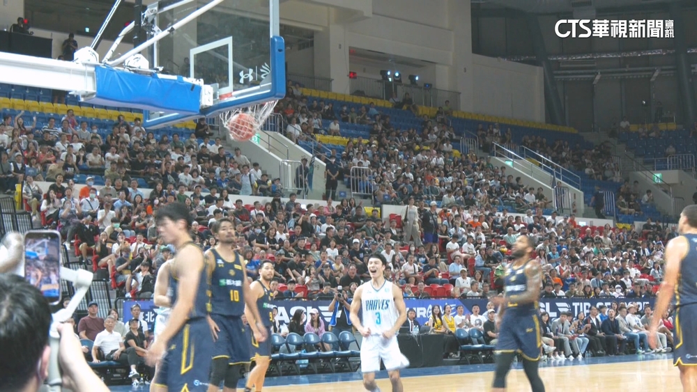 東超開幕戰吸引台日球迷！　勇士打敗日職籃冠軍隊