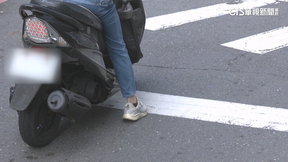 疑「腳未落地」未讓行人遭攔查　騎士貼行車影像自清