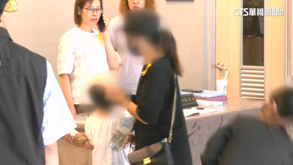 母牽小沂現身姑爺告別式　親送「阿公」最後一程