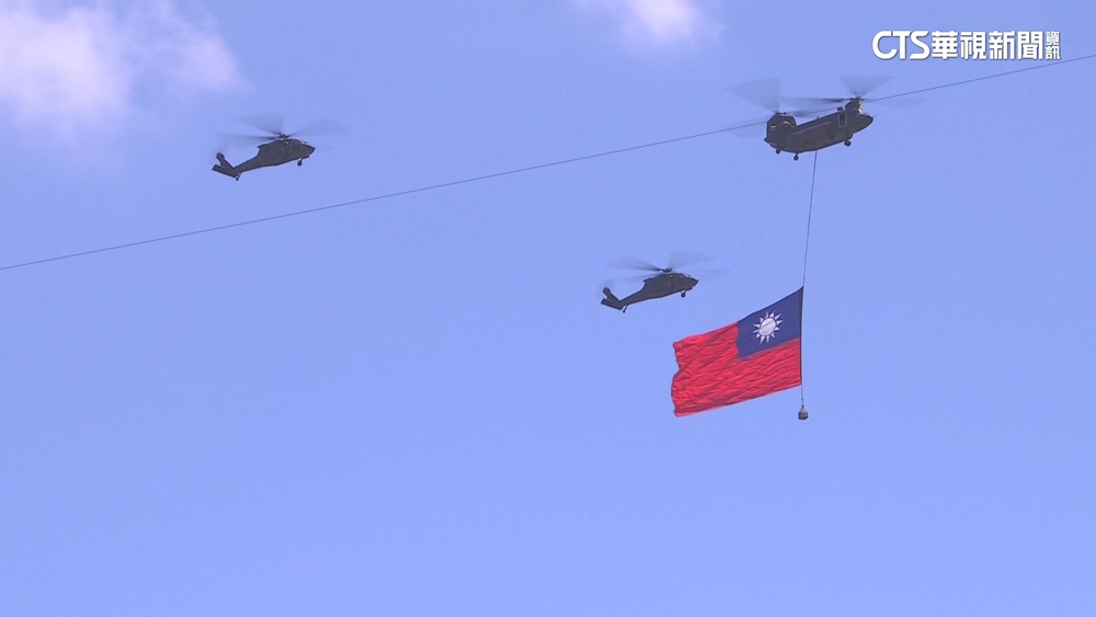 黑鷹伴飛！　CH47直升機吊掛巨幅國旗飛越總統府
