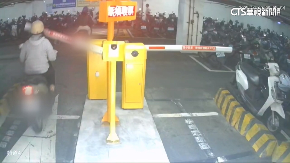 騎士進停車場「柵欄砸頭」慘摔　嘉市府：已告示「1桿1車」