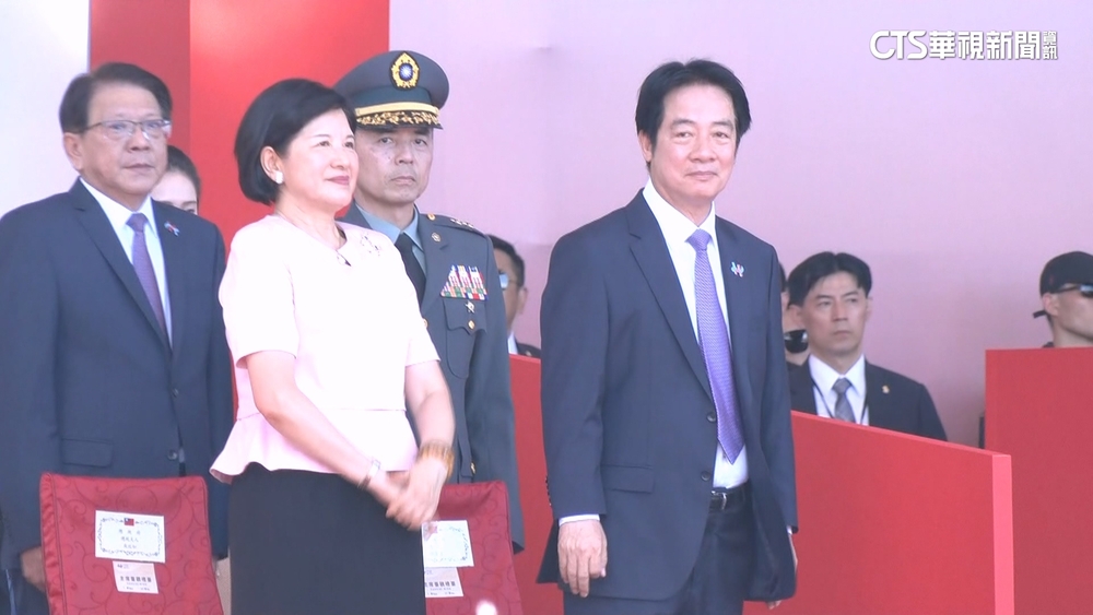 賴總統與第一夫人牽手進場　穿搭藏「衣Q巧思」