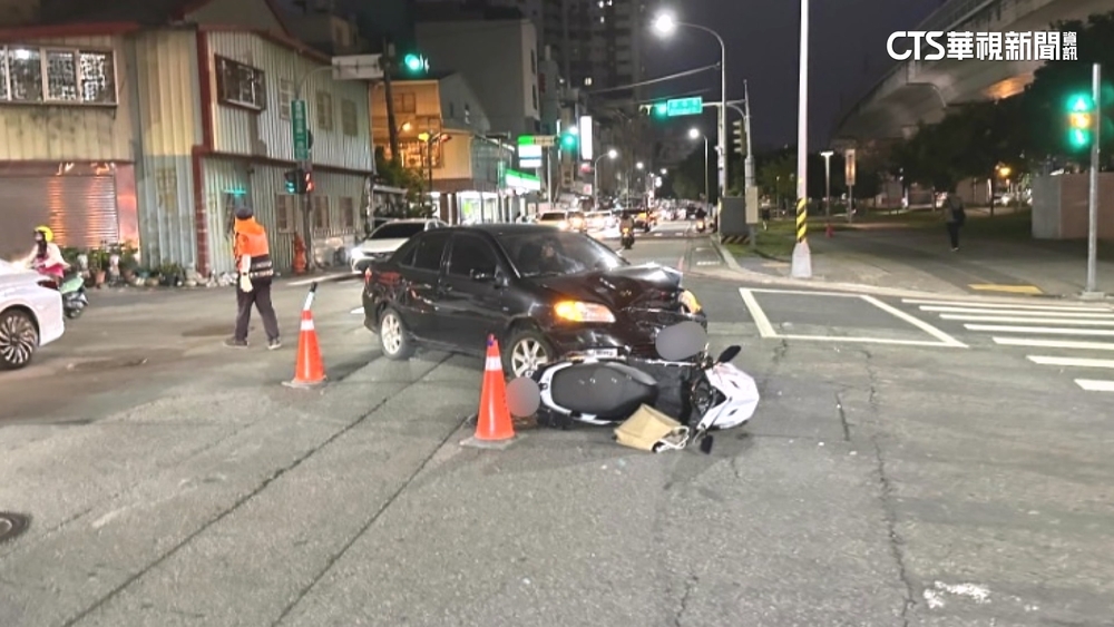 轎車疑左轉搶快　路口撞飛騎士翻一圈重摔在地