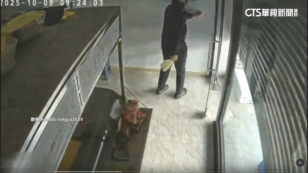 驚險！生魚片店老闆進門不到3秒　鐵捲門瞬間砸下