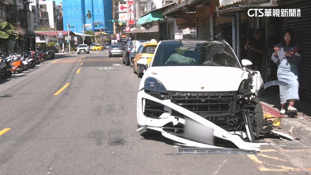 轎車失控偏移！　暴衝撞涼麵名店對面　7輛車遭殃