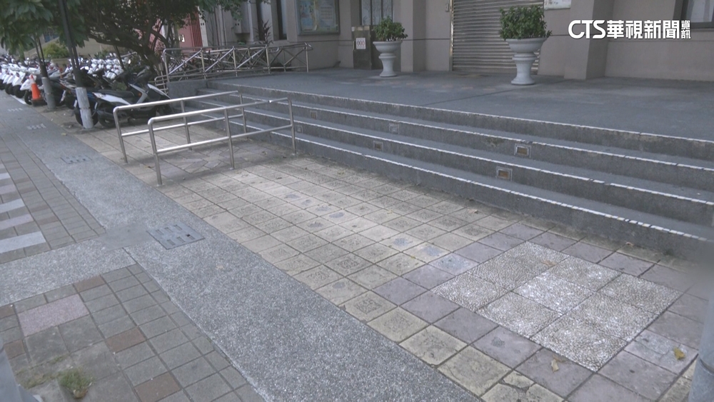 派出所旁停人行道不罰？　警：退縮地只需「主管機關同意」