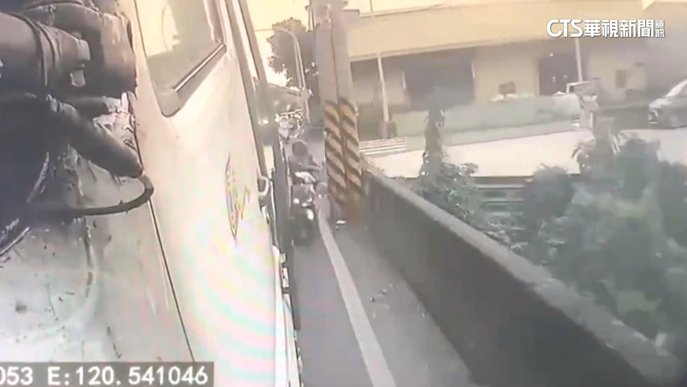 彰化騎士疑閃車撞電桿　又遭貨車夾擊昏迷送醫