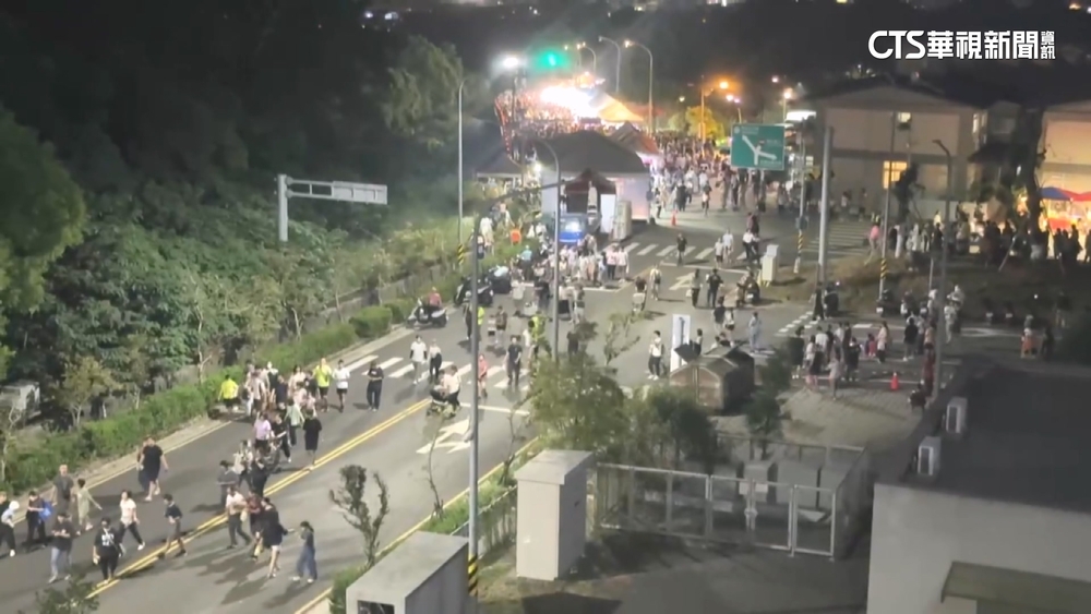 煙比火多！4.3萬發焰火「煙霧迷漫」　民眾：都是白煙