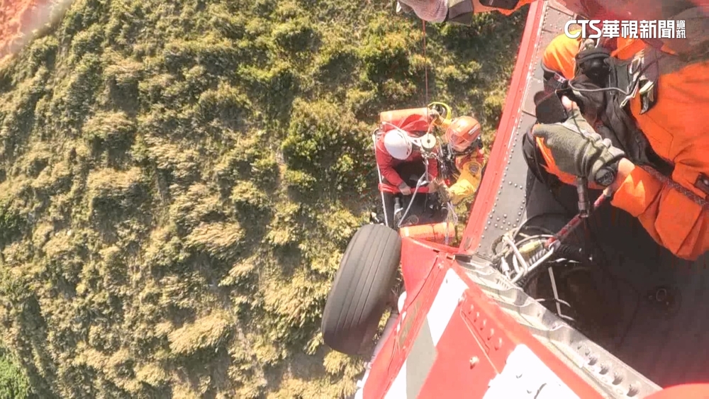 4山友跌倒.高山症無法行走　空勤2黑鷹直升機救人