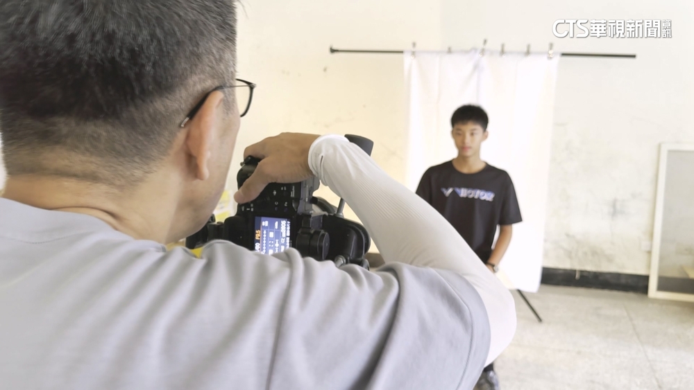 攝影超人出動！　照相館免費為災民拍證件照助重建