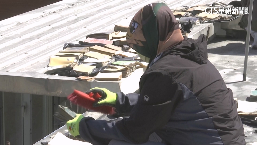 刷書超人來了！　破萬本藏書泡水滿是泥沙　搬屋頂曬乾