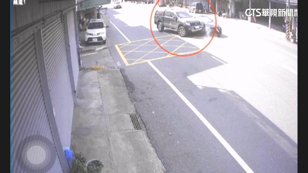 嘉義2車失控撞「宮廟遭波及」　鐵捲門凹陷.車慘解體