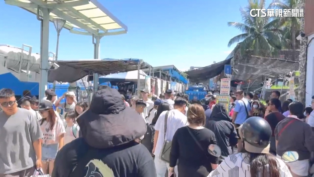收假囉！遊客湧「小琉球碼頭」回本島　候船得花半小時