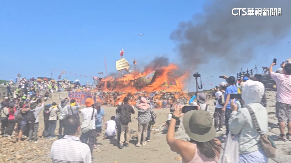 後龍海邊烈火燒王船　6年1次王船祭吸睛