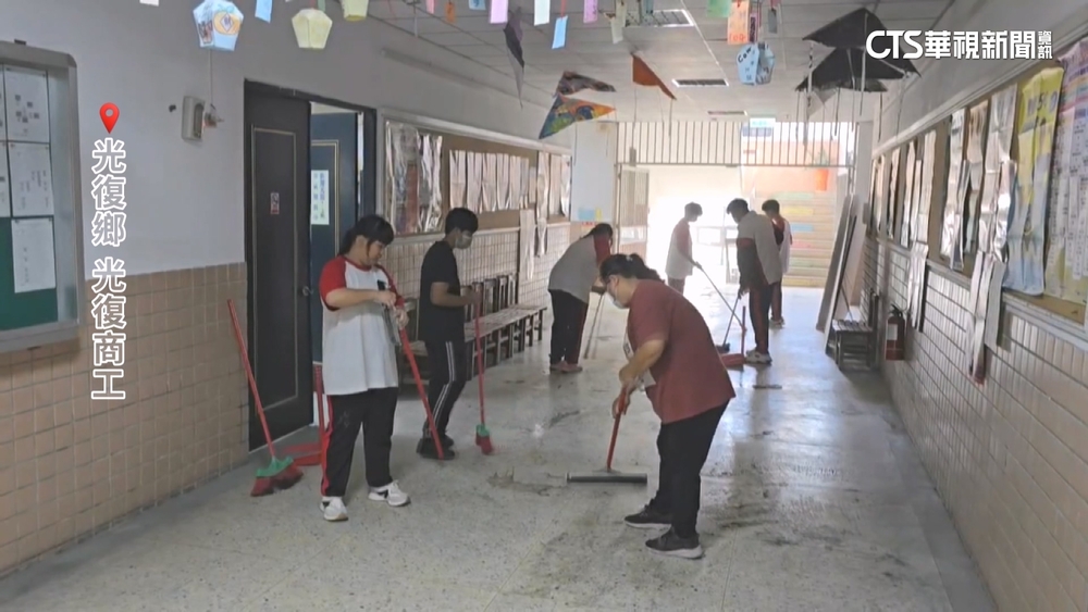 掃把刮刀出動！光復商工實體課首日　全校大掃除