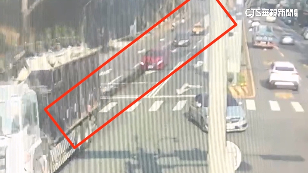 貨車沿路漏油.車道布滿油漬　後方3騎士打滑慘摔