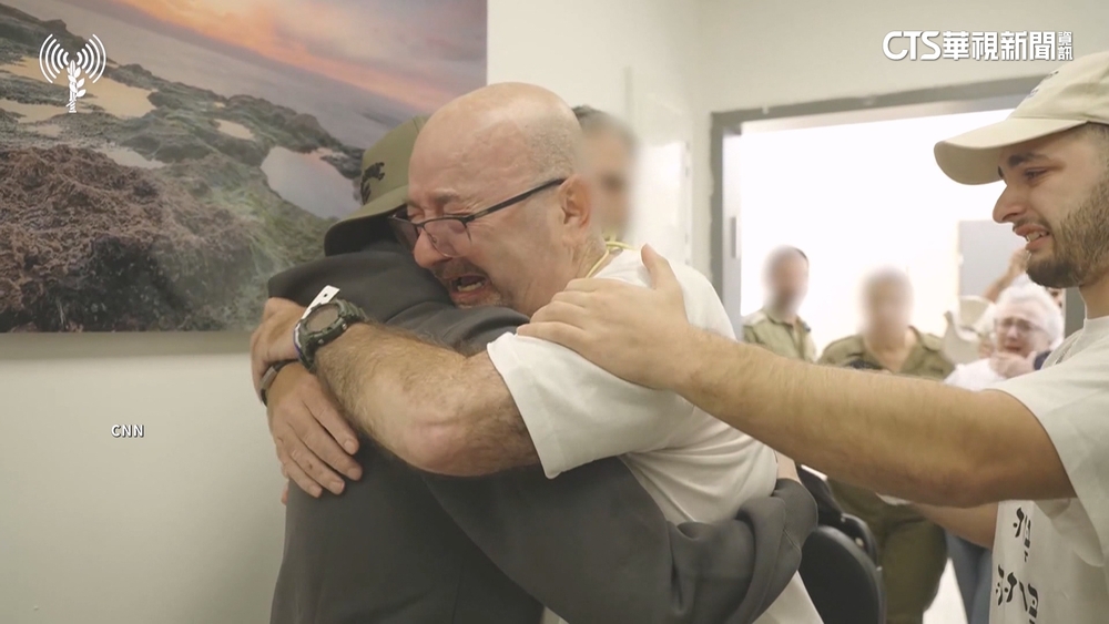 以巴交戰迎曙光！　20名以色列人質獲釋與家人團聚