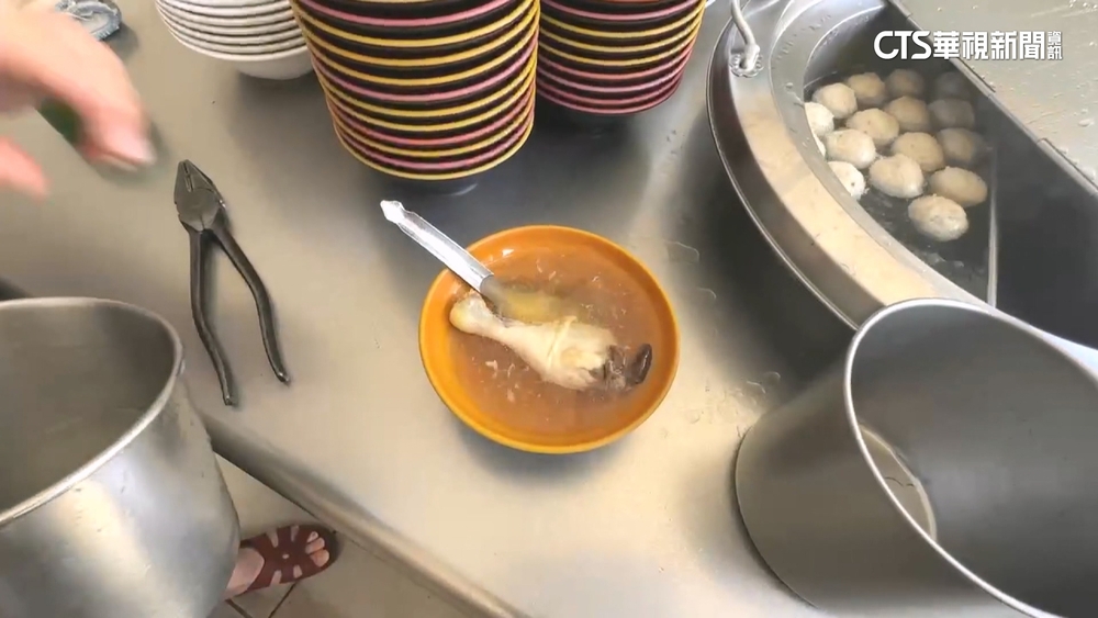 「含整隻腿」香菇雞湯25元　「比臉大」鍋燒麵份量超霸氣