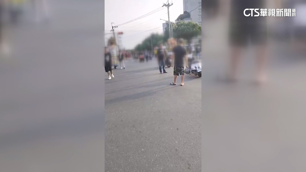 醉漢街頭揮利器　闖遶境隊伍作勢砍人遭警壓制