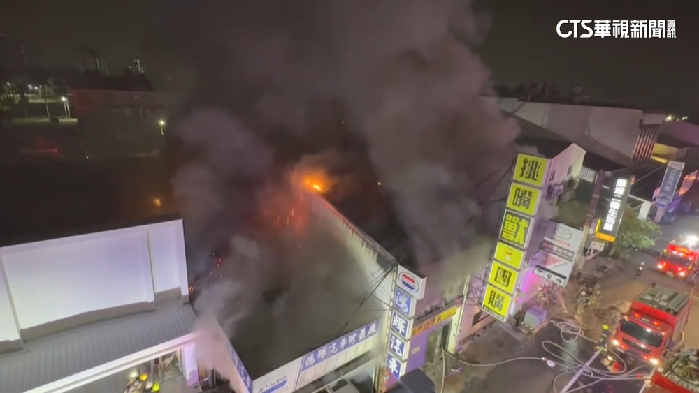 汽車保養廠起火！火勢蔓延鄰宅　團購業者倉儲遭波及