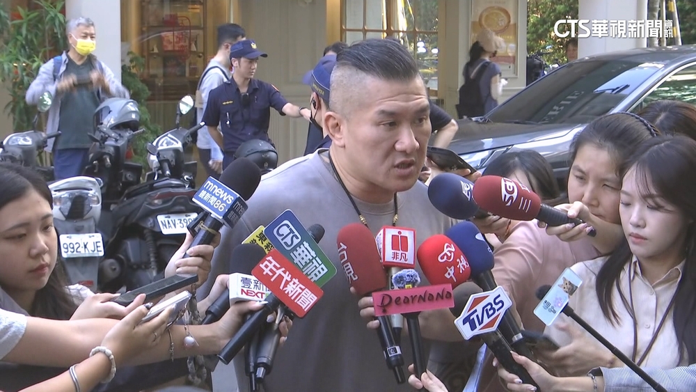 直播中提「斬首總統」　網紅館長赴刑事局應訊