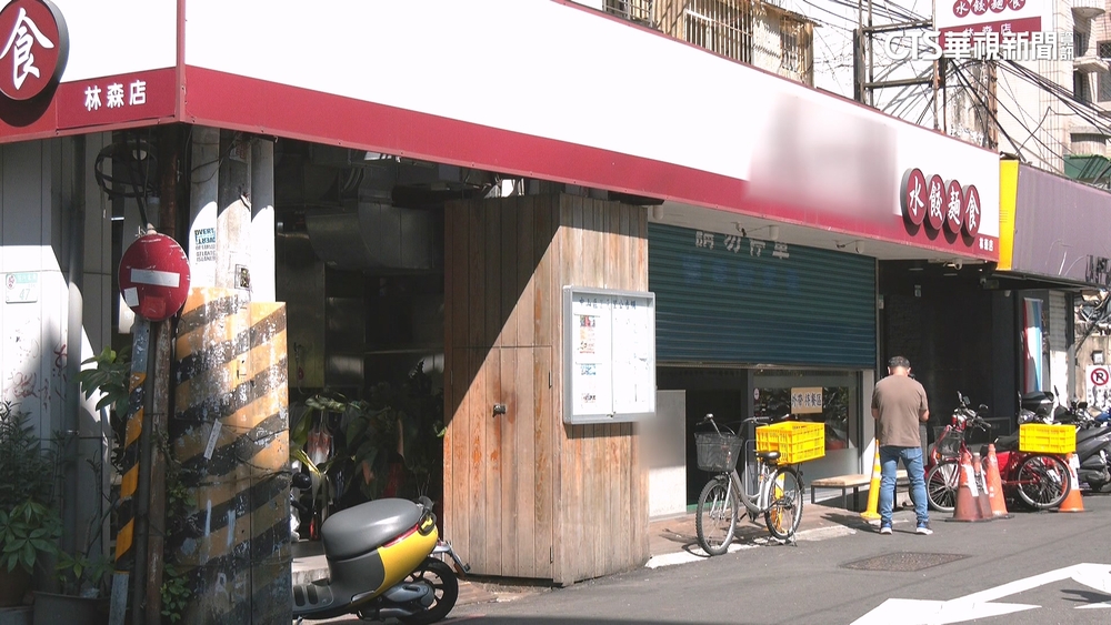 醉漢失態怒踢招牌　水餃店老闆持利器追砍嚇壞人