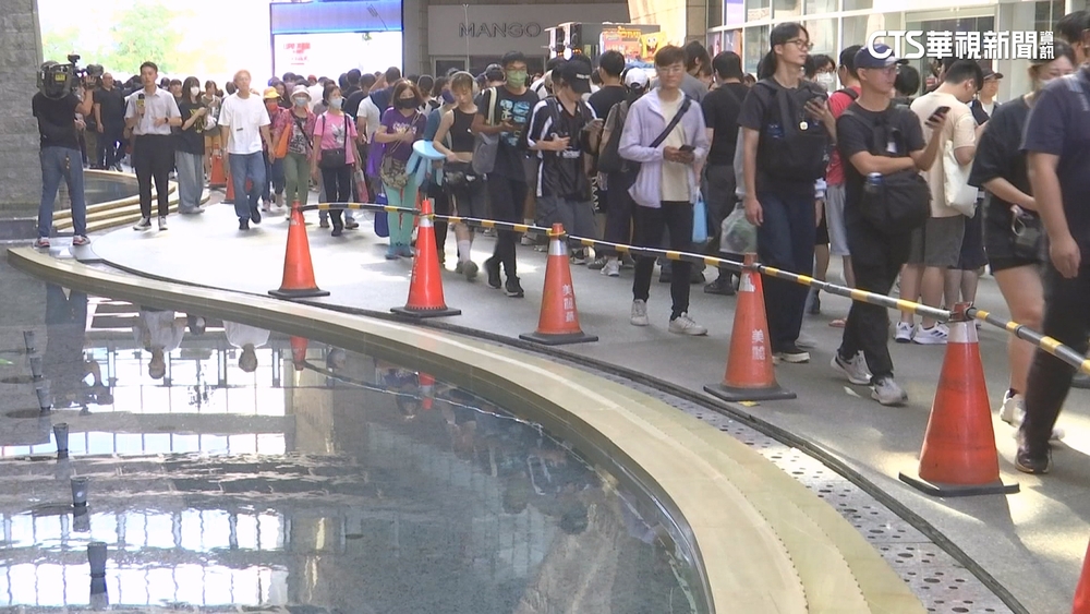 搶排「鏈鋸人」限量海報　多人踩空跌百貨水池