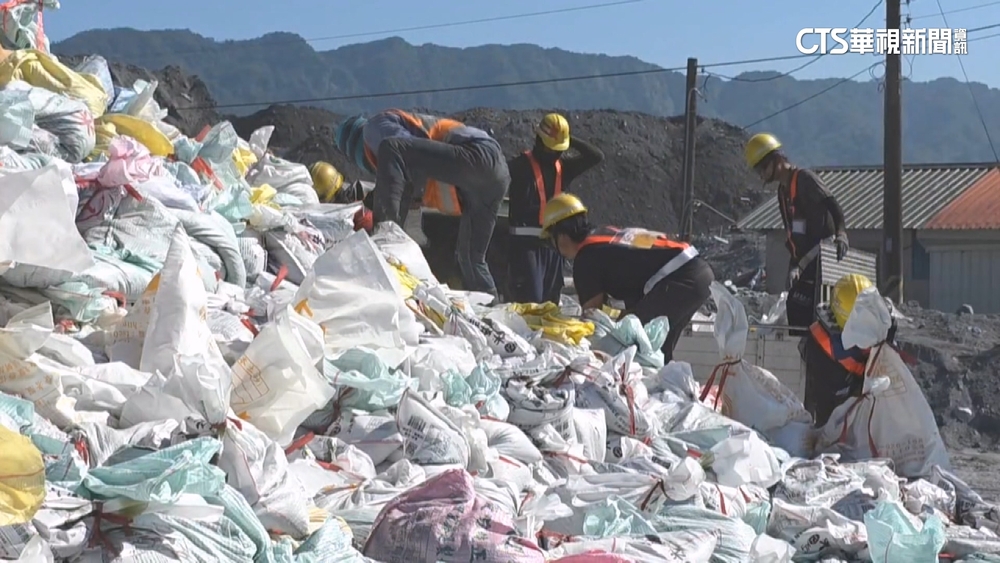 恐颱風來襲！　光復佛祖街持續清溝　季連成：沙包加強維護